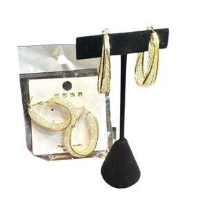 lot 2 gold Tone Oval hoop earrings subtle bling elegant interesting